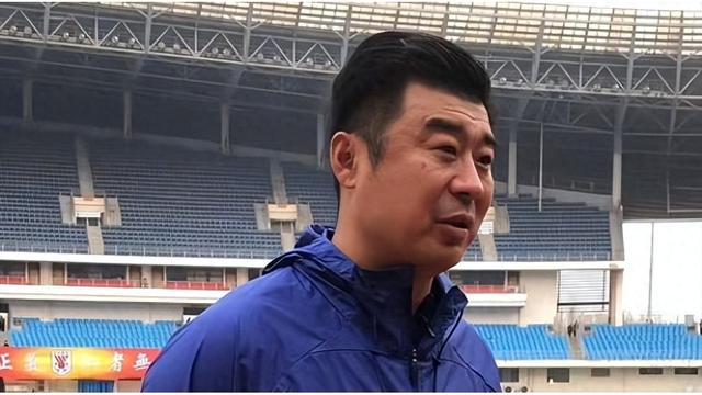 包含鲁能主教练调整战术，球队表现有所改善的词条