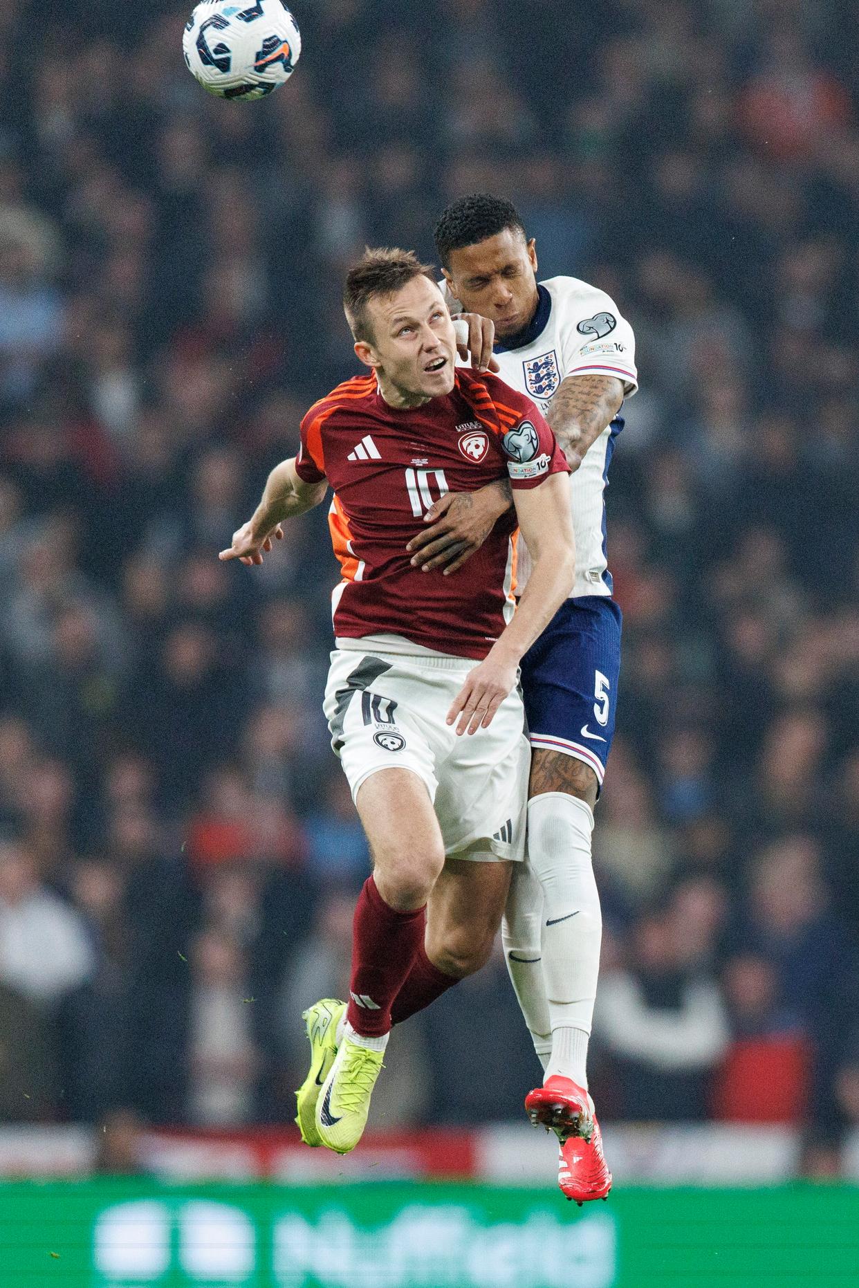 包含英格兰战胜拉脱维亚，保持全胜战绩的词条