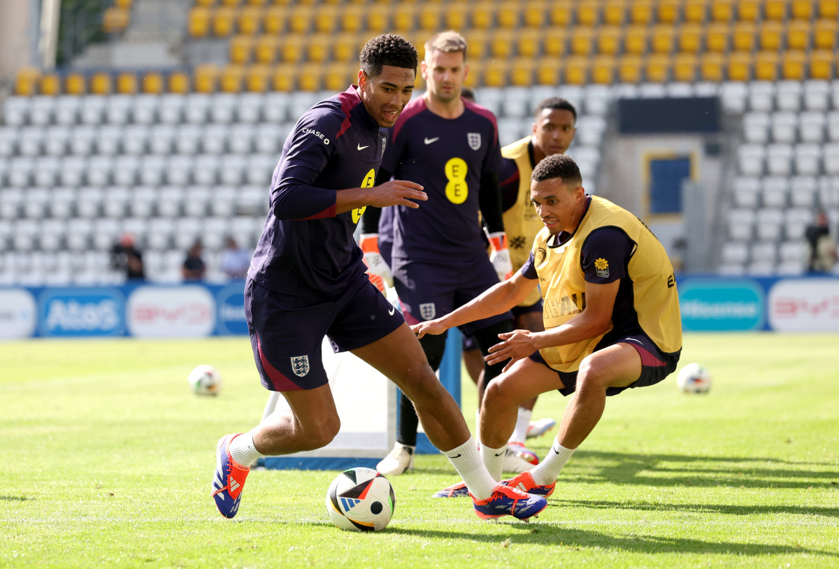 包含激烈角逐：欧洲足球比赛热火朝天的词条