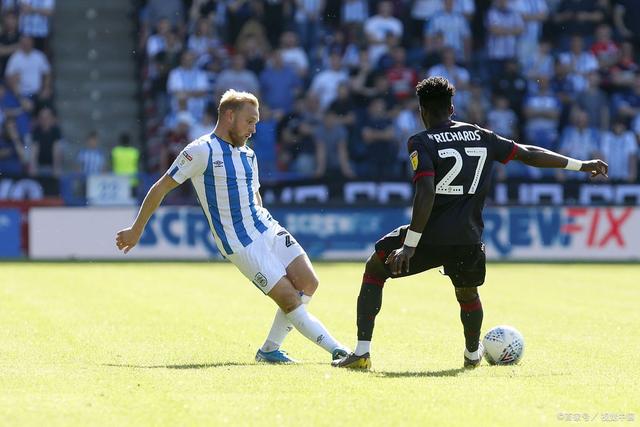 伯明翰客场战胜哈德斯菲尔德，豪取三分