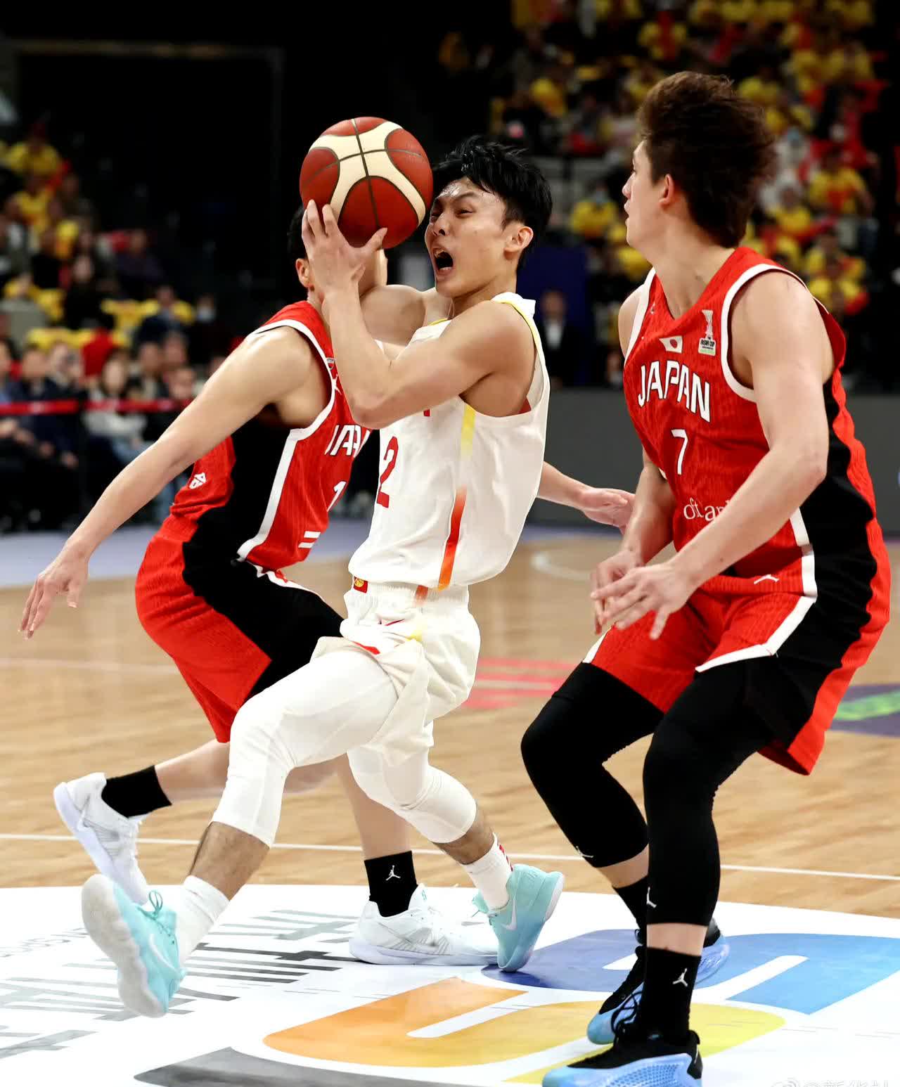 包含日本男篮鏖战塞尔维亚男篮，字母哥关键制胜的词条